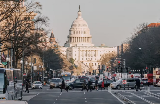 無限大シンボル上にDevSecOpsライフサイクルプランのPlan、Code、Build、Test、Release、Deploy、Operate、Monitorが配置され、またセキュリティシールド（SecureとCompliance）が重なっています。